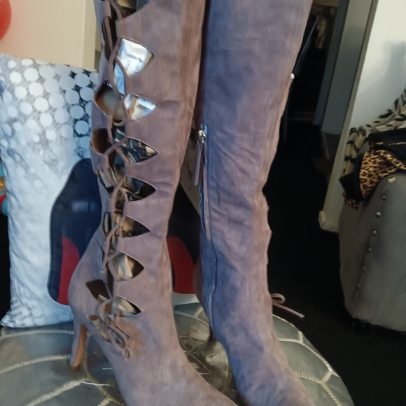 Boots - Picture 2 of 8